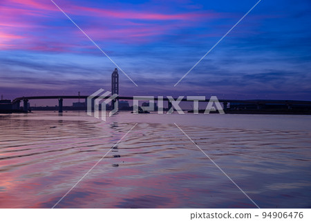 夏日早晨黎明的四日市港和一艘有起重機的船從稻葉港線下經過 夏日早晨黎明的四日市港和一艘有起重機的船從稻葉港線下經過 94906476