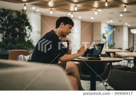 Coworking space users 94906917