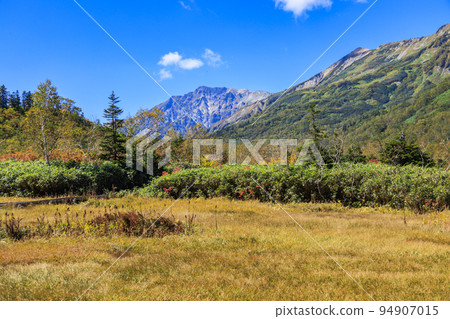 Tsugaike Nature Park in full bloom of autumn leaves 94907015