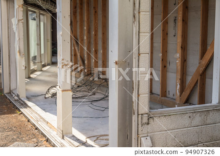 Demolition of the store Removal of interior materials and window frames Demolition of the store Removal of interior materials and window frames 94907326