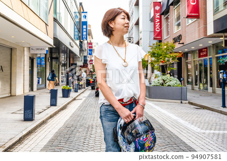 騎著美式大摩託來到橫濱元町商店街的女騎手 騎著美式大摩託來到橫濱元町商店街的女騎手 94907581