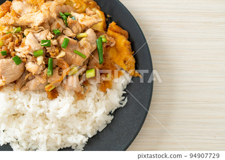 stir-fried pork with garlic and egg topped on rice 94907729
