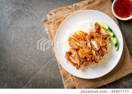 Hainanese chicken rice with fried chicken 94907777