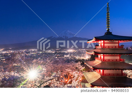 "Yamanashi Prefecture" Mt. Fuji, cherry blossoms and five-storied pagoda, Arakurayama Sengen Park in spring 94908033