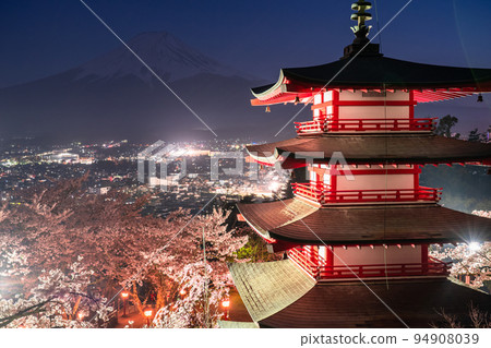 “山梨縣”富士山,櫻花和五層寶塔,春天的新倉山淺間公園 “山梨縣”富士山,櫻花和五層寶塔,春天的新倉山淺間公園 94908039