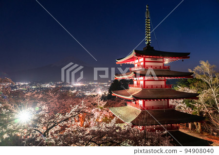 “山梨縣”富士山，櫻花和五層寶塔，春天的新倉山淺間公園 94908040