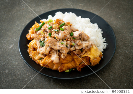 stir-fried pork with garlic and egg topped on rice 94908521
