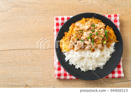 stir-fried pork with garlic and egg topped on rice 94908523
