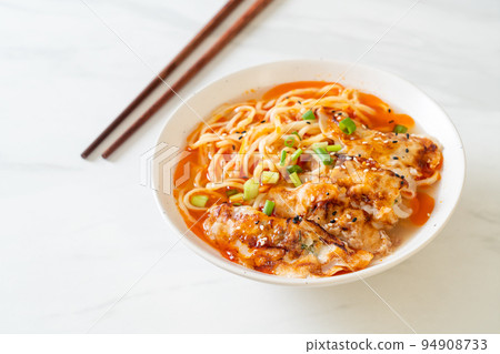 ramen noodles with gyoza or pork dumplings 94908733