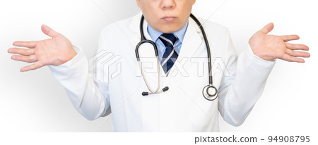 舉雙手的男醫生 94908795