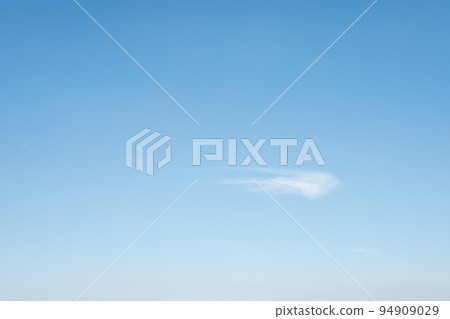 漂浮在藍天c-2淺色的小雲彩背景材料 漂浮在藍天c-2淺色的小雲彩背景材料 94909029