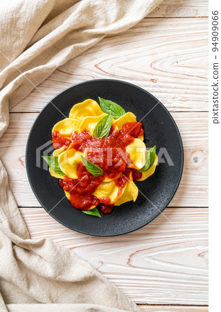 Ravioli with tomato sauce and basil 94909066