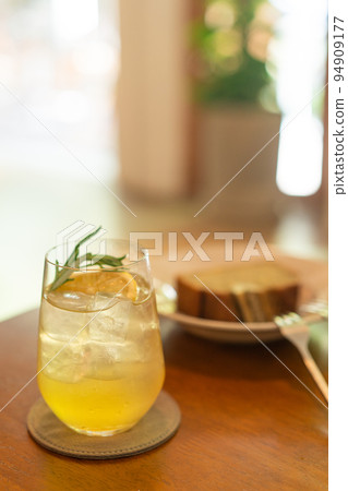 iced lemon honey glass with rosemary iced lemon honey glass with rosemary 94909177