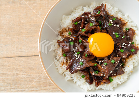 Rice with Soy-Flavoured Pork or Japanese Pork Donburi 94909225