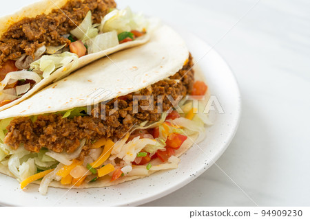 Mexican tacos with minced chicken 94909230