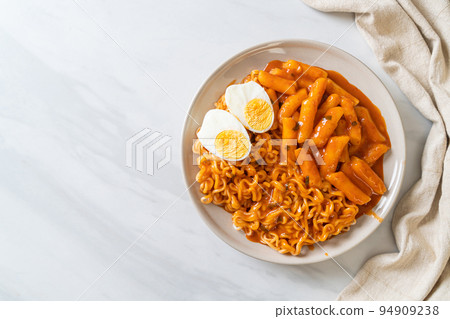 Rabokki (Ramen or Korean instant noodle and Tteokbokki) in spicy korean sauce 94909238