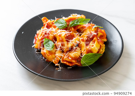 Italian tortellini pasta with tomato sauce Italian tortellini pasta with tomato sauce 94909274