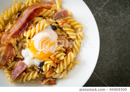 carbonara fusilli pasta spicy bacon 94909300