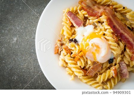 carbonara fusilli pasta spicy bacon 94909301