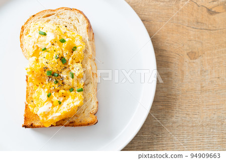 bread toast with scramble egg 94909663