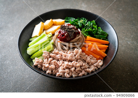 Korean spicy cold noodles 94909866