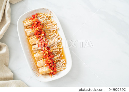 steamed golden needle mushroom or enokitake with soy sauce, chilli and garlic 94909892