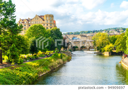 View of the Pulteney Bridge River Avon in Bath, England View of the Pulteney Bridge River Avon in Bath, England 94909897