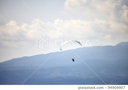 在一個冷風山滑翔傘 在一個冷風山滑翔傘 94909907