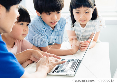Elementary school students learning programming 94909918