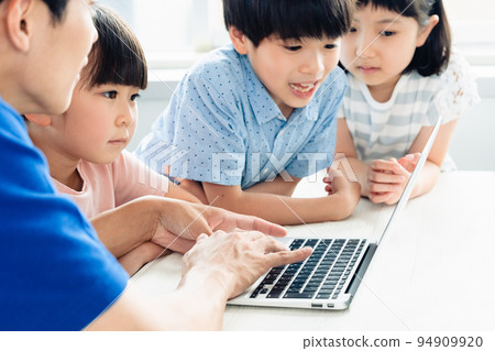 Elementary school students learning programming 94909920