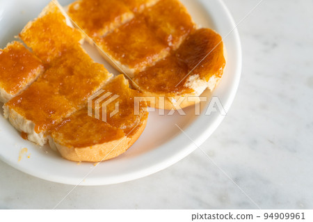 Custard  with bread toasted 94909961