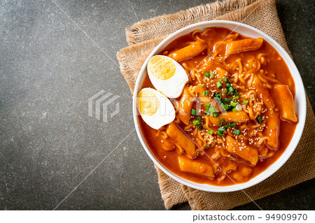 Korean instant noodle and Tteokbokki in Korean spicy sauce - Rabokki 94909970