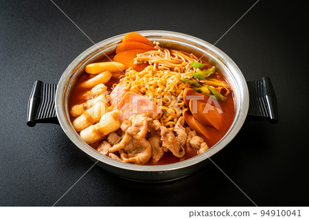 Budae Jjigae or Budaejjigae (Army stew or Army base stew). It is loaded with Kimchi, spam, sausages, ramen noodles and much more 94910041