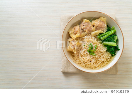 egg noodles with pork wonton soup or pork dumplings soup and vegetable 94910379