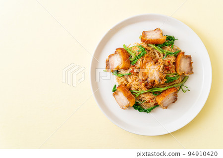 Stir-fried rice vermicelli and water mimosa with crispy pork belly 94910420