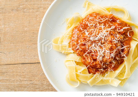 pork bolognese fettuccine pasta with parmesan cheese pork bolognese fettuccine pasta with parmesan cheese 94910421
