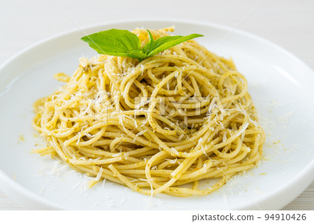pesto spaghetti pasta - vegetarian food pesto spaghetti pasta - vegetarian food 94910426