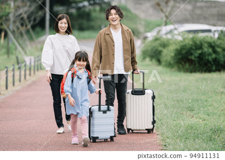 Fun trip, smiling family pulling a suitcase, child-rearing image Fun trip, smiling family pulling a suitcase, child-rearing image 94911131