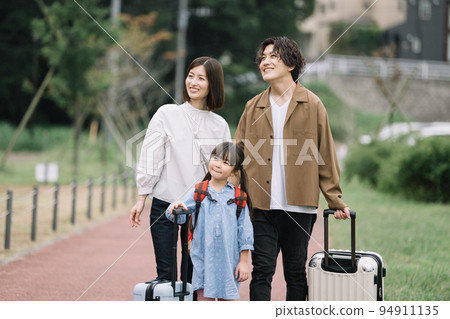 有趣的旅行，拉著行李箱的微笑家庭，育兒形象 94911135