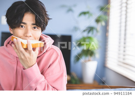 年輕人吃麵包 94911184