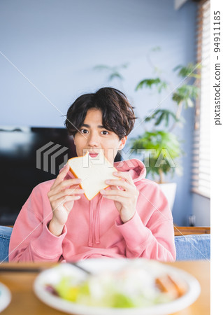 男人吃早餐 94911185