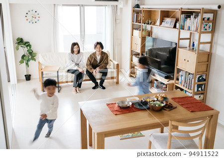 客廳裡播放的全家福 94911522