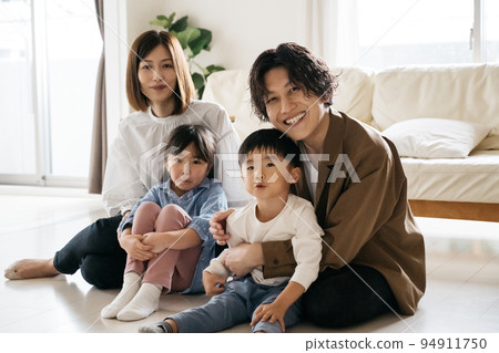 坐在地板上微笑的家庭/育兒形象 94911750