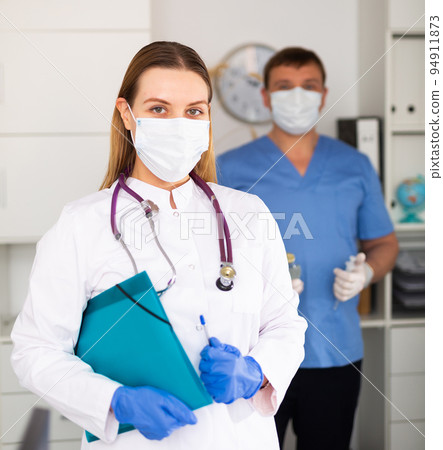 Female doctor in surgical mask in medical office 94911873