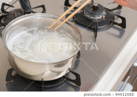 [中間主婦用筷子煮麵條] 94912088