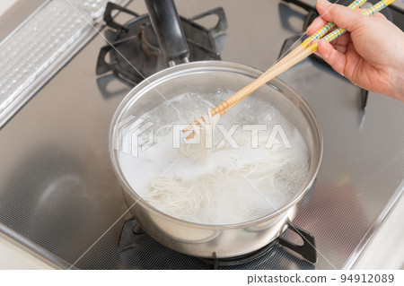 [中間主婦用筷子煮麵條] 94912089