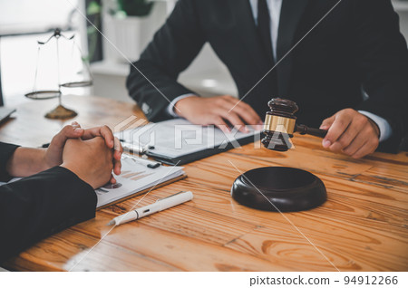 Lawyers give advice about judgment, agreements, justice Customer. Lawyers give advice about judgment, agreements, justice Customer. 94912266