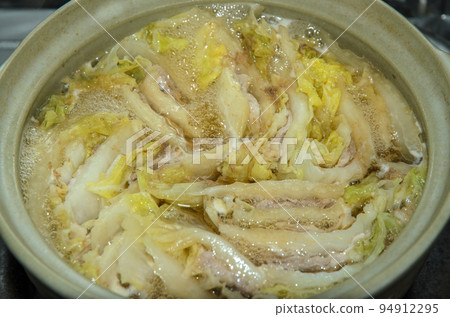五花肉和大白菜千層鍋,加熱 五花肉和大白菜千層鍋,加熱 94912295