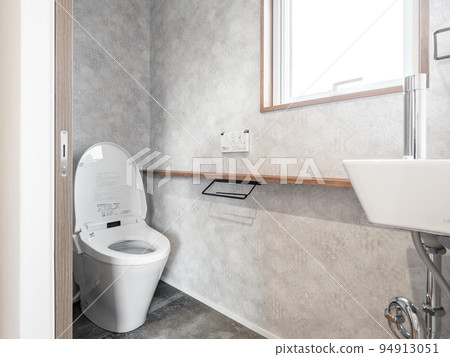 新房子裡明亮時尚的廁所 94913051