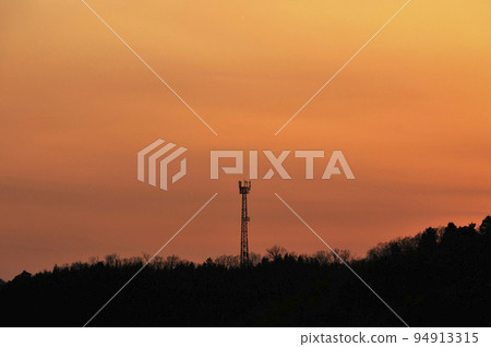 夕陽染紅的天空和電波塔 夕陽染紅的天空和電波塔 94913315